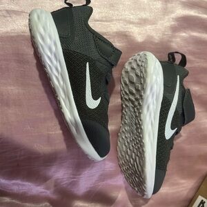 NIKE REVOLUTION DD1094-004